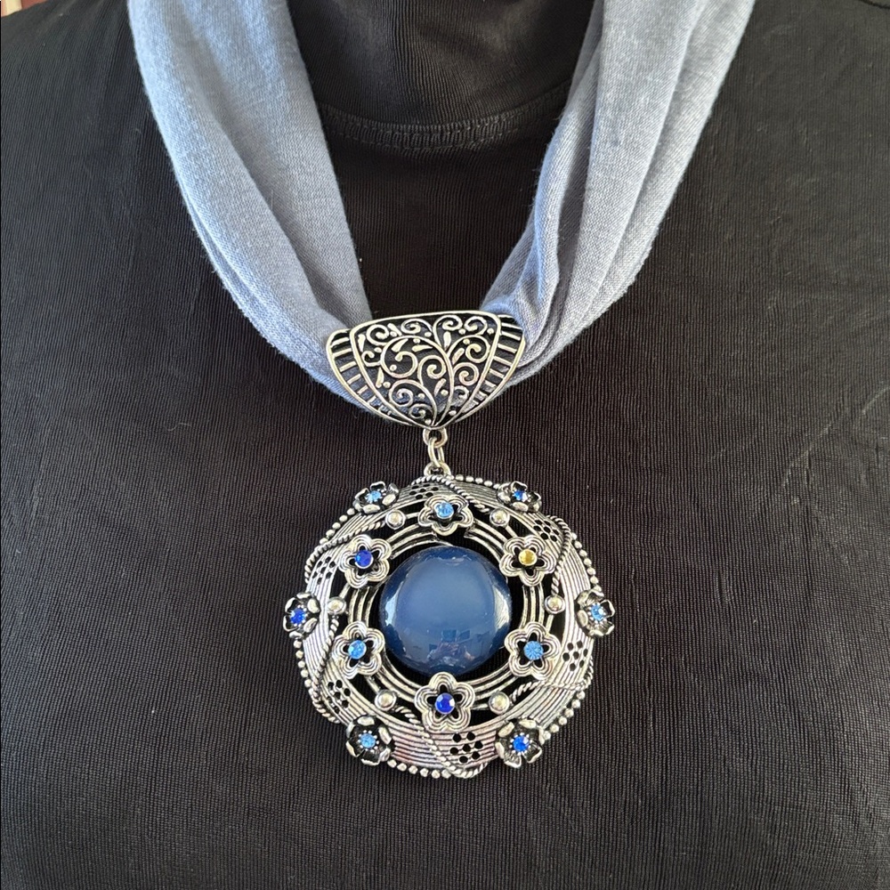 Elegant Blue Pendant Necklace, missing a stone on pendant - Picture 1 of 11